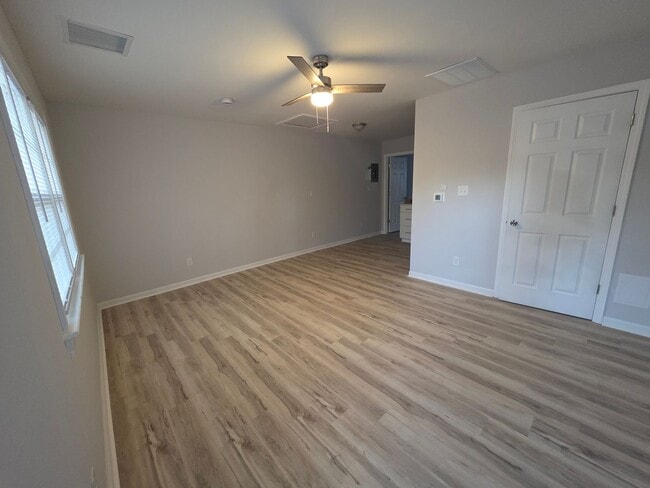 Building Photo - Newly Renovated 1-Bedroom Apartment ( 60 +)Available