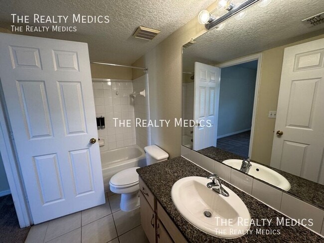 Building Photo - 700 Crest Pines Dr