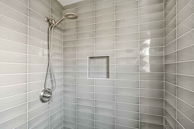 Building Photo - 1415 W Roseburg Ave