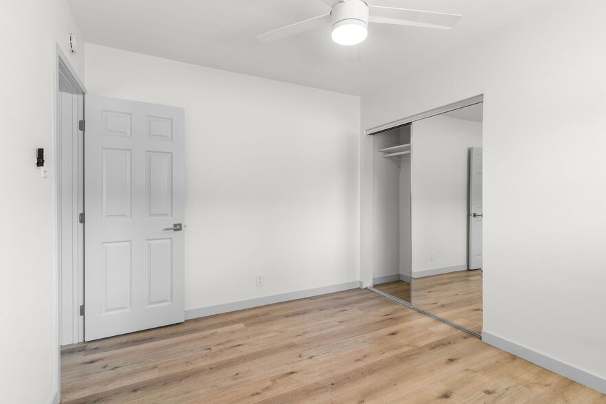 Building Photo - 1078 E 7th St