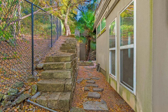 Building Photo - 701 Azie Morton Rd