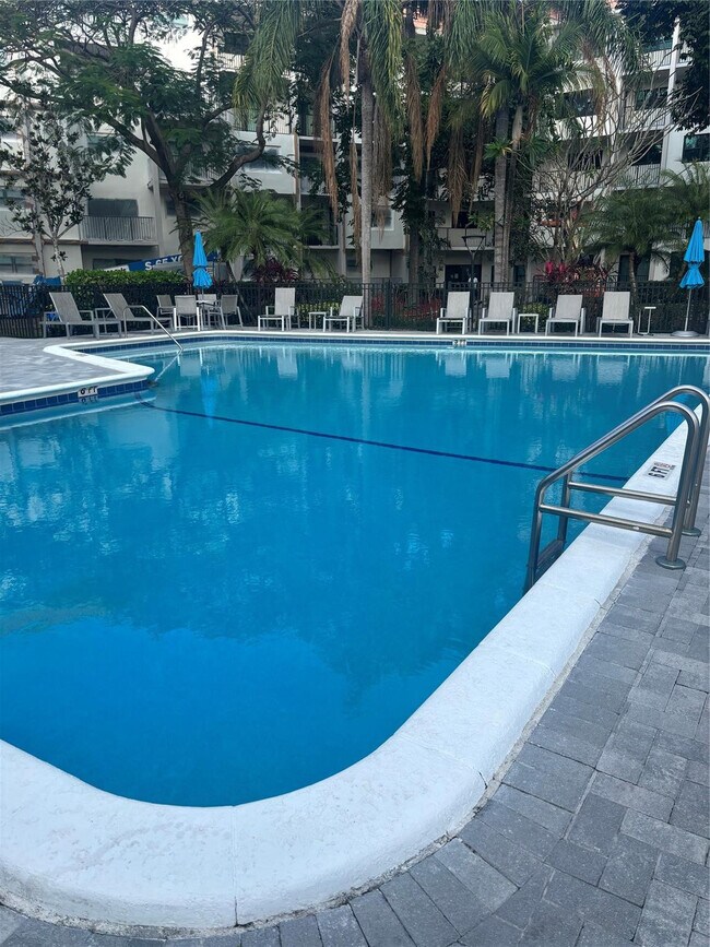 Building Photo - 900 River Reach Dr