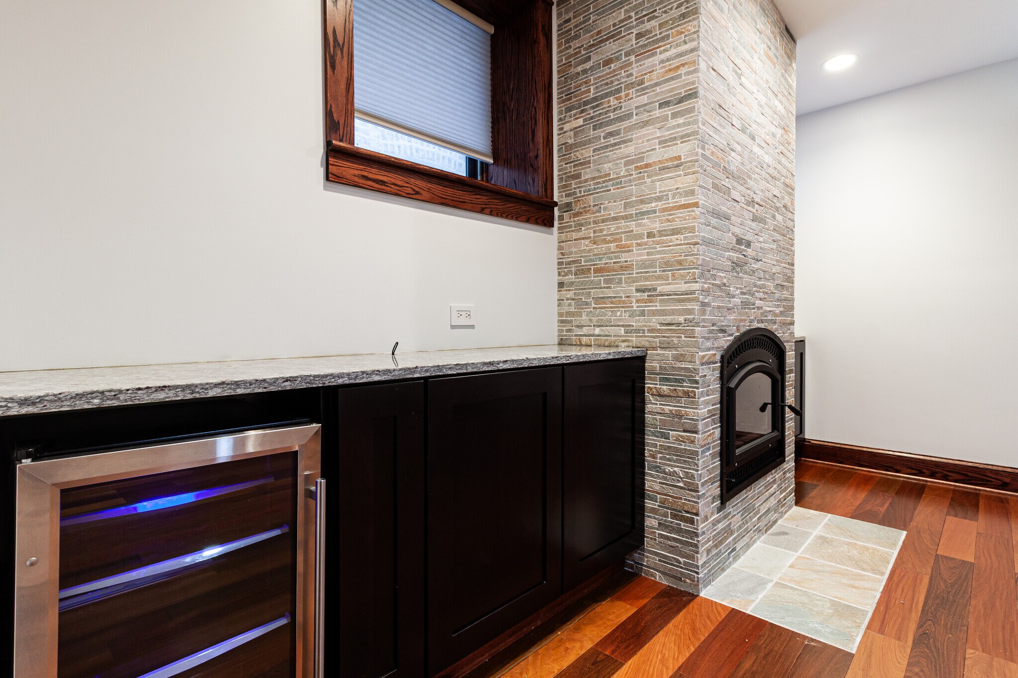 Building Photo - 1019 W Oakdale Ave