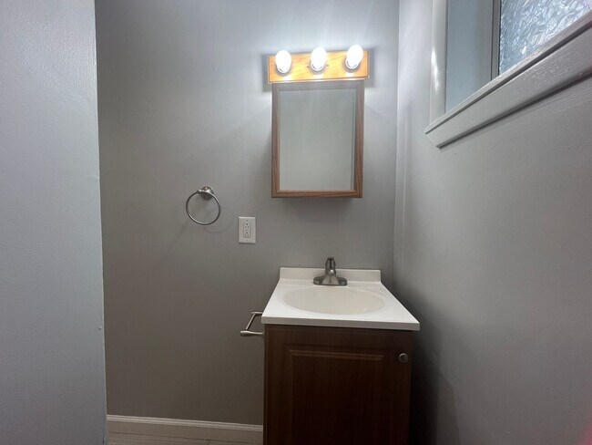 Building Photo - Beautiful 4 Bedroom/ 2 Bath with private c...