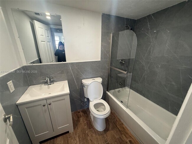 Building Photo - 2025 NE 164th St