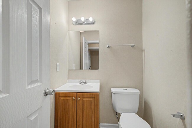 Building Photo - 560 N 72nd Ave