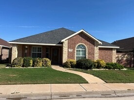 Building Photo - 6911 Pinecrest Ave