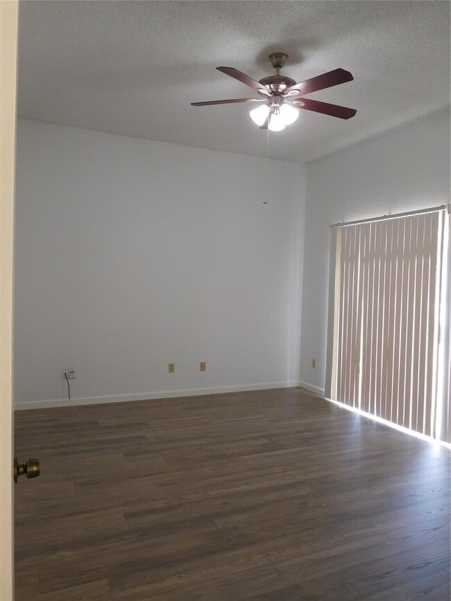 Building Photo - 2202 Quiet Wood Dr
