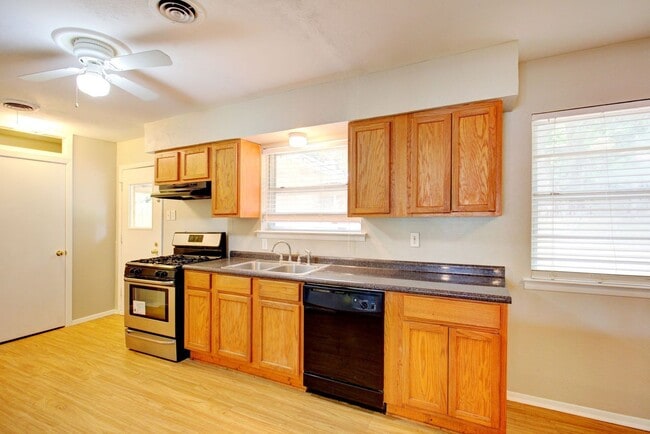 Building Photo - Coming Mid-August! 4 Bd, 2 Ba | N. Arlington