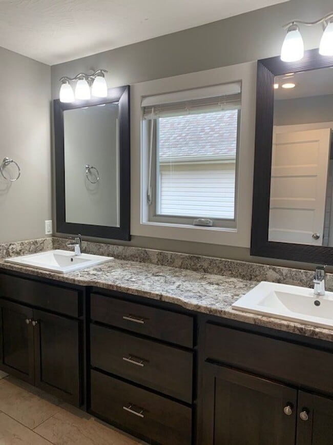 Building Photo - Beautiful Open Layout 3 Bedroom 2 Bath 3 Car Garage NIXA