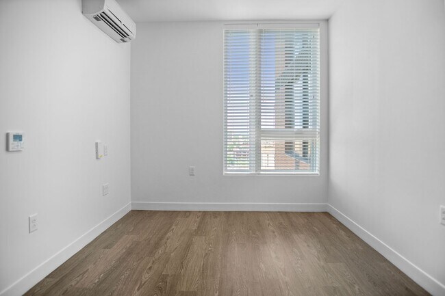 Elliston 1x1 - Living Area - Broadview at Vanderbilt