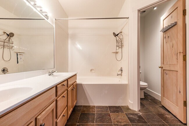 Building Photo - Bright first-floor Pinebrook Pointe condo