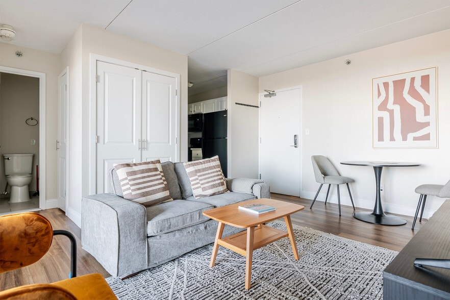 Building Photo - 812 Memorial Dr