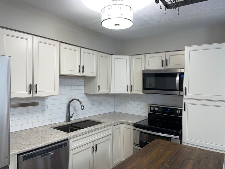 Kitchen - 1010 Country Club Rd