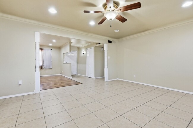 Building Photo - Three Bedroom Home with Bonus Room