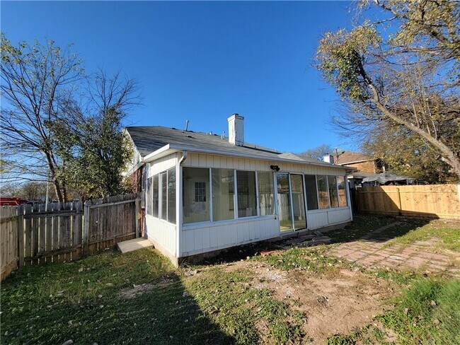 Building Photo - 1001 Acanthus St