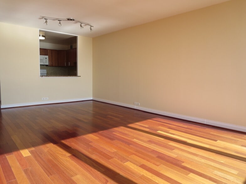 Building Photo - 5415 N Sheridan Rd