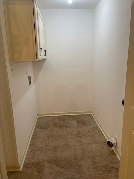 Building Photo - 9133 Shadow Bluff Ave