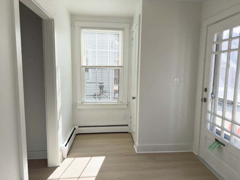 Building Photo - 133 S Main St