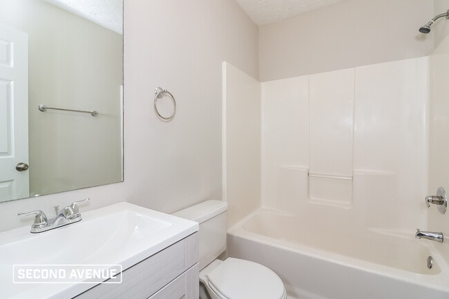 Building Photo - 400 N Hickory Ln