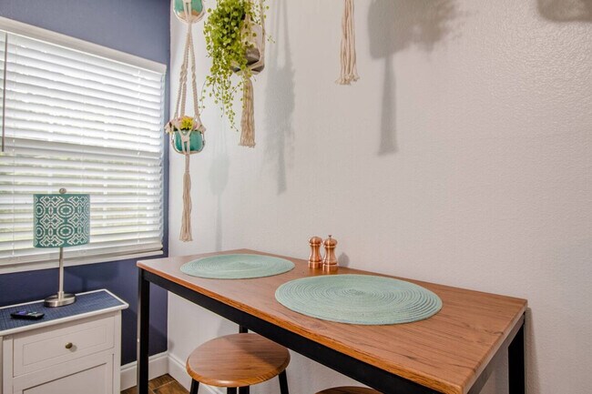 Building Photo - 2014 Newman St