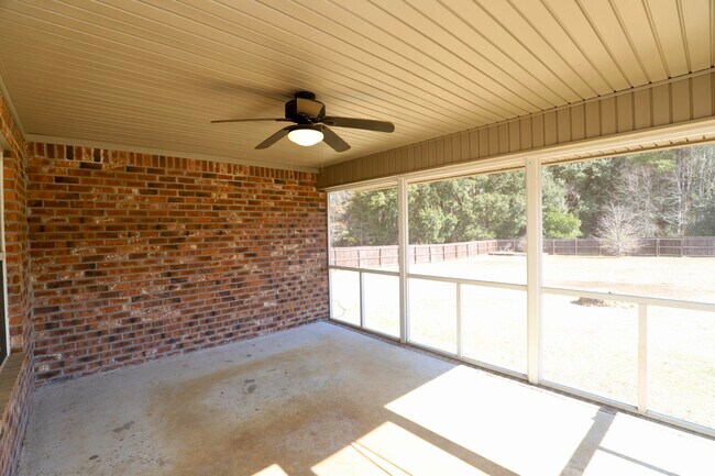 Building Photo - 3065 Temple Rd