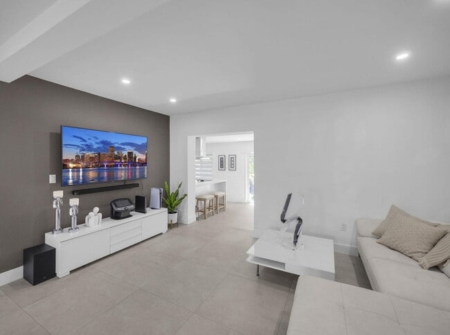 Building Photo - 520 NE 135th St