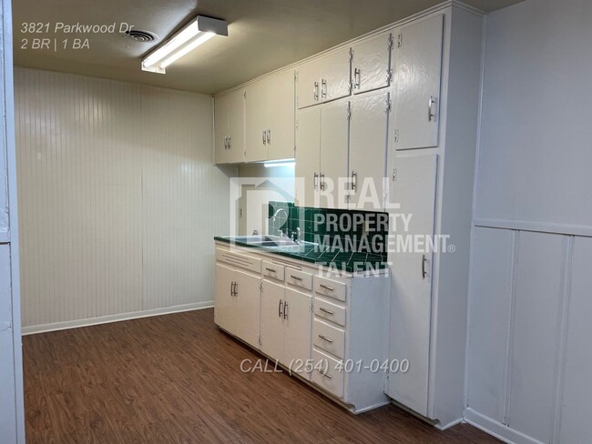 Building Photo - Charming 2/1 bedroom home ready for you to...