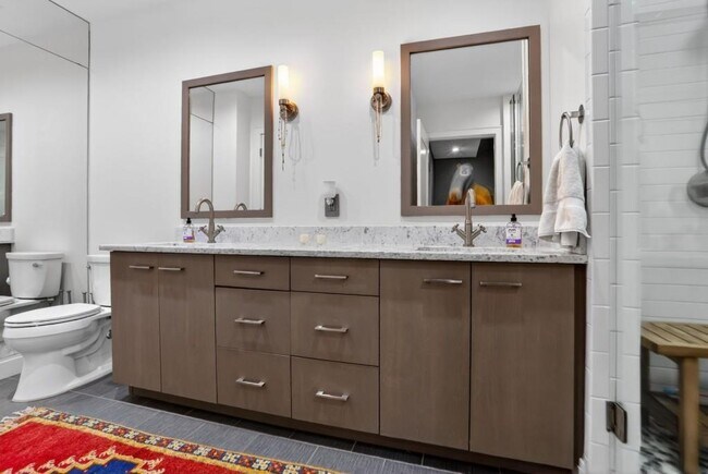 Building Photo - 905 Juniper St NE