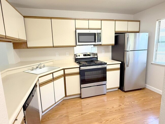 Building Photo - BRIGHT TOP FLOOR 2 BEDROOM CONDO ! Vaulted...