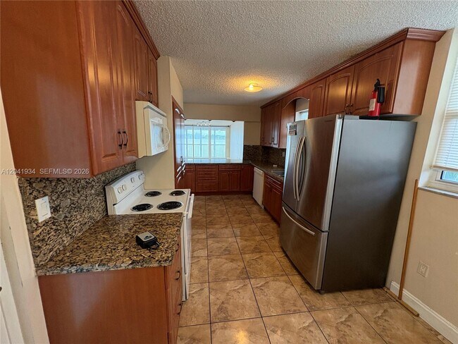 Building Photo - 1075 NE Miami Gardens Dr