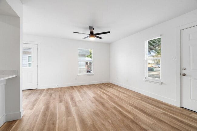 Building Photo - IN THE LOOP 2BD/1BA Brand New Finish Out /...