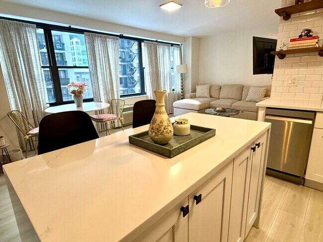 Building Photo - 850 N Dewitt Pl