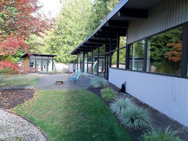 Building Photo - Incredible 3-Bedroom Mid-Century Stunner on Mercer Island! Huge Yard and Central A/C!!