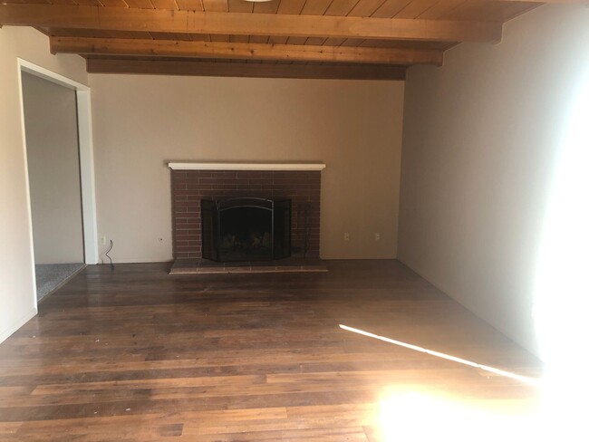 Building Photo - 3 Bed 2 Bath Presidential Home near Los Banos High School with HUGE Backyard!