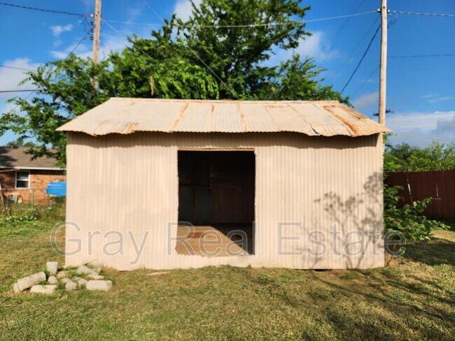 Building Photo - 400 N Division St