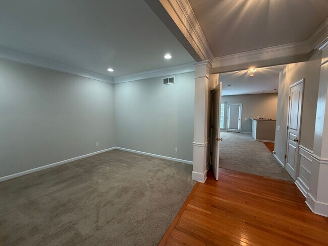 Building Photo - COMING SOON 8/8 | Spacious 3-Bedroom Townhome in Desirable Windsor Ridge
