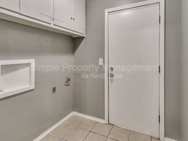 Building Photo - 136 Burton Pl
