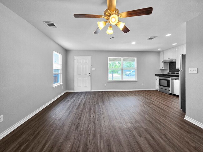 Building Photo - 1332 Dreiss St