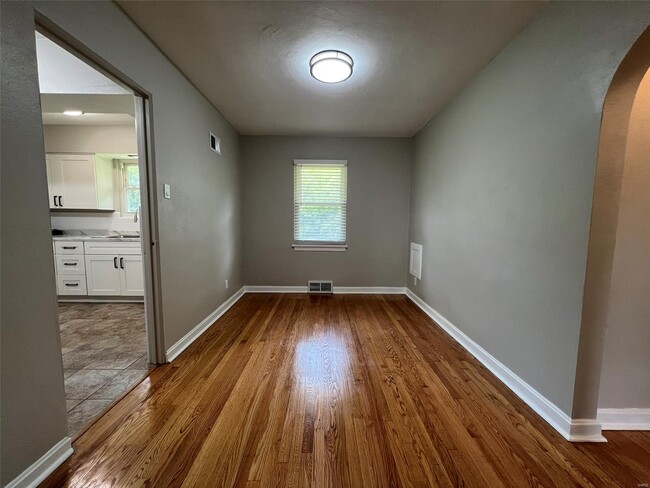 Building Photo - 6911 Pine Ridge Dr