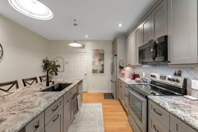 Building Photo - Charming 2BR Condo in Asheville