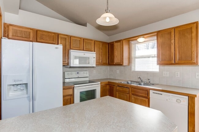 Building Photo - Great  4 bedroom home in Derby School dist...
