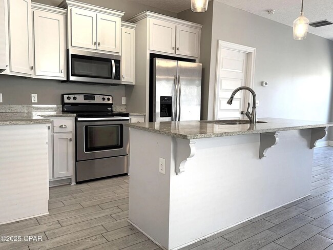 Building Photo - 4 bed 2.5 bath with Garage