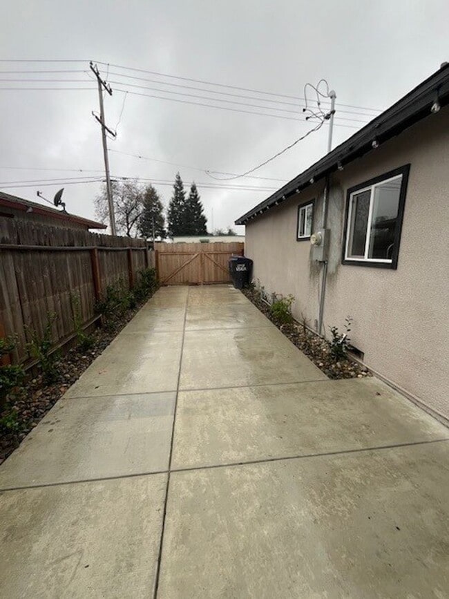 Building Photo - 916 N Mooney Blvd