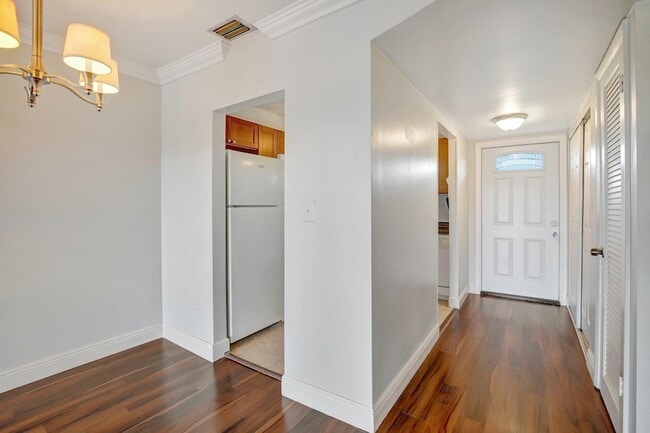 Building Photo - 8225 Sunrise Lakes Dr N