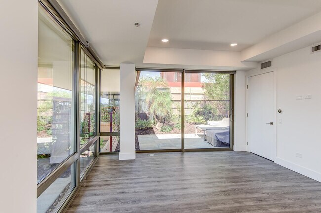 Building Photo - 7137 E Rancho Vista Dr