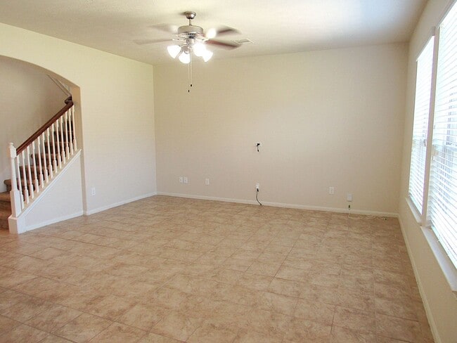 Building Photo - Spacious, Modern and Conveniently Located ...