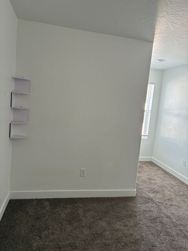 Building Photo - 3 Bedroom Townhome