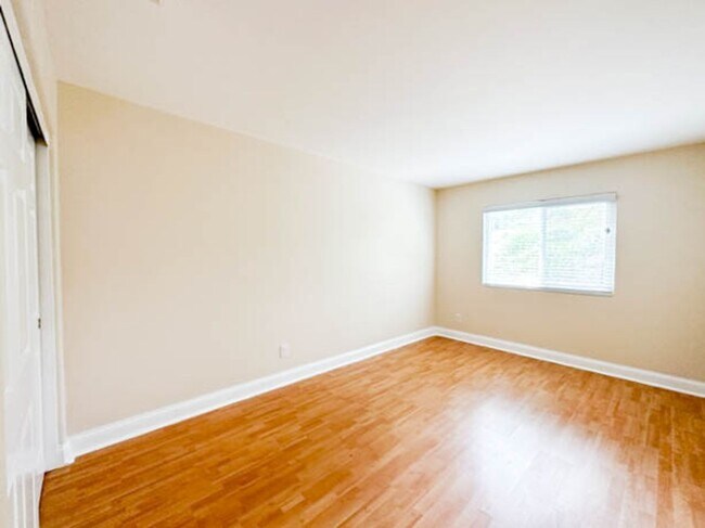 Building Photo - **STUNNING** 8 BEDROOM SOLAR HOME IN GATED...