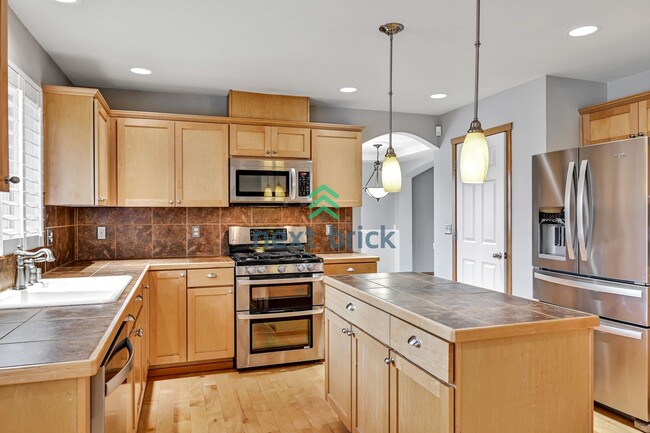 Building Photo - Beautiful 3 Bed, 2.5 Bath Parkside Home – ...
